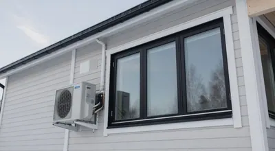 Varmepumpe og nye vinduer på husfasade